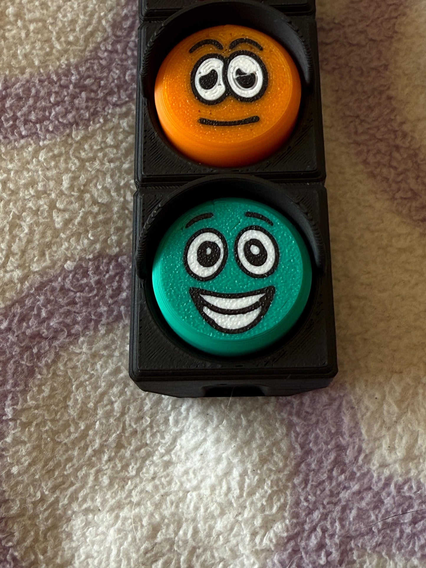 3D Printed Traffic Light Clicker – Funny Face Fidget Toy | ADHD Stress Relief | Red, Orange & Green | Handmade Clicky Fun!