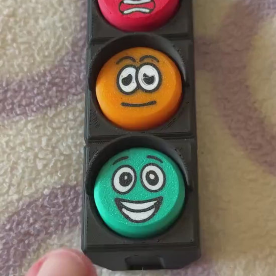 3D Printed Traffic Light Clicker – Funny Face Fidget Toy | ADHD Stress Relief | Red, Orange & Green | Handmade Clicky Fun!